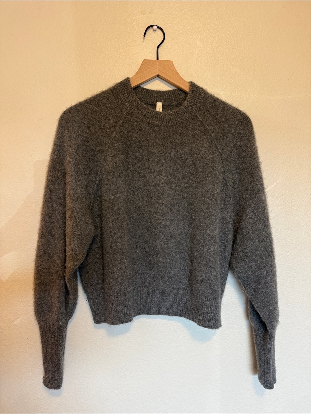 Aritzia Cozy Women's Gray Crewneck Cashmere Sweater